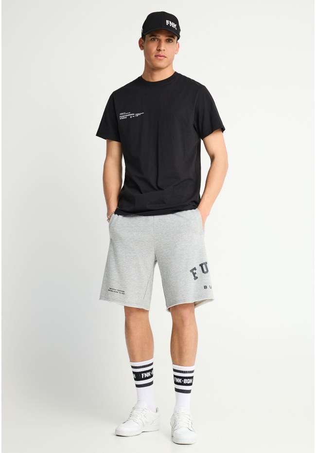 Men's jogger shorts with printed logo