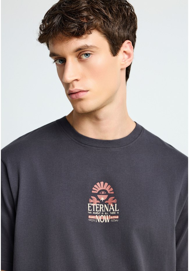 T-shirt με τύπωμα στην πλάτη