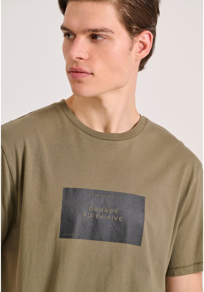 T-shirt με τύπωμα στο στήθος Garage 55