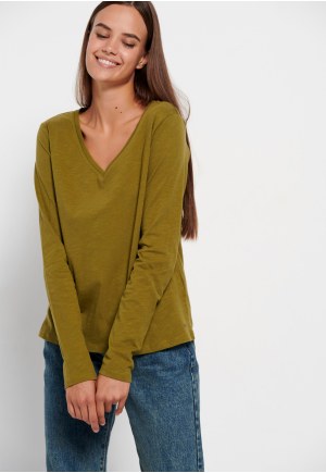 V-neck longsleeve t-shirt