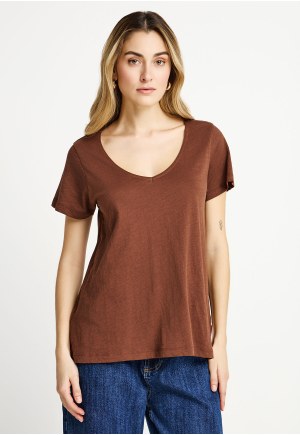 V-neckline t-shirt - The basics collection