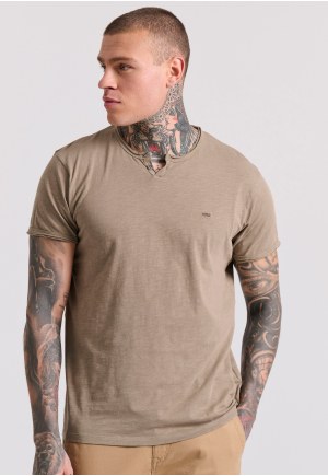 Essential t-shirt with henley neck and raw cuts