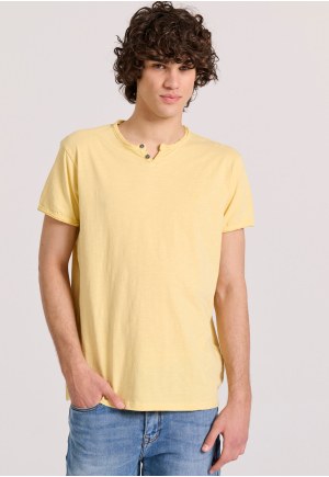 Essential t-shirt with henley neck and raw cuts