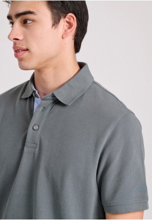 Polo shirt with embroidery on the sleeve