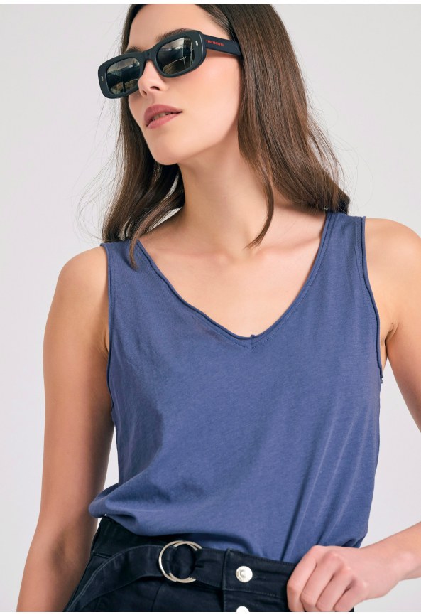 Women's tank top with raw cuts hem