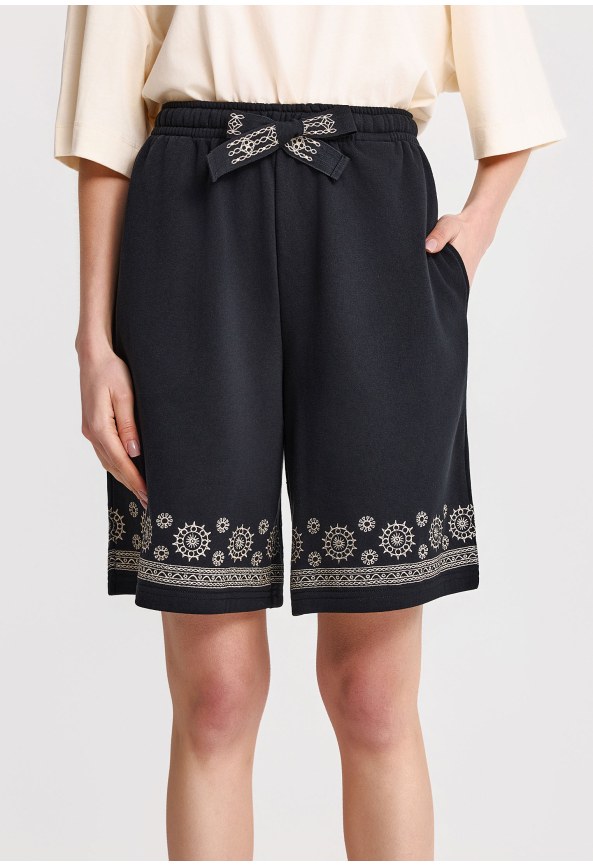 Αθλητικό σορτς με κέντημα