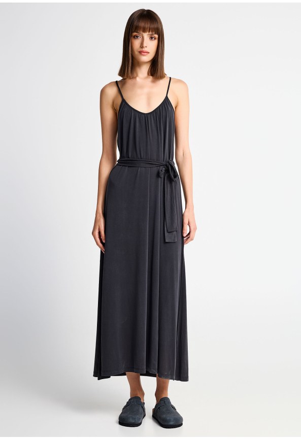 Women's relaxed maxi dress with waist belt