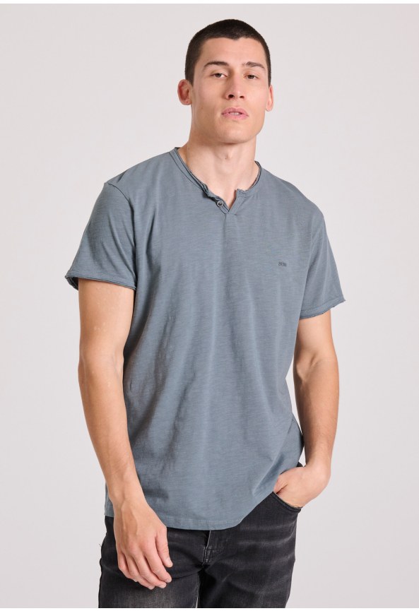 Essential t-shirt with henley neck and raw cuts