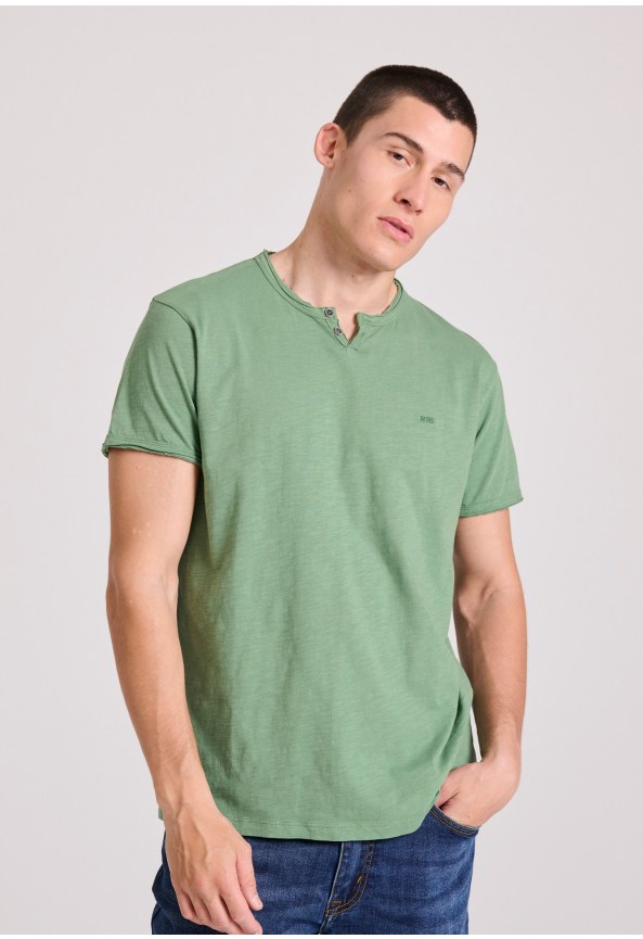 Essential t-shirt with henley neck and raw cuts