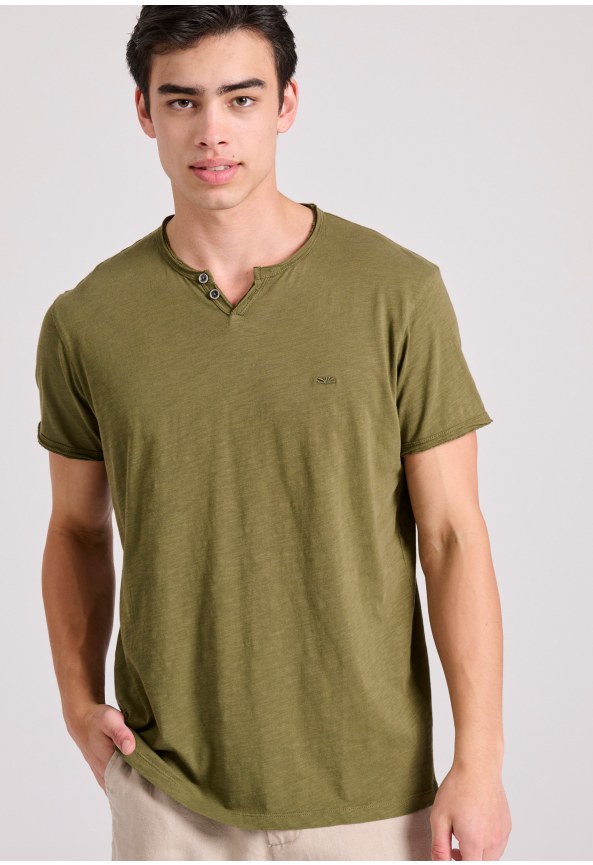 Essential t-shirt with henley neck and raw cuts