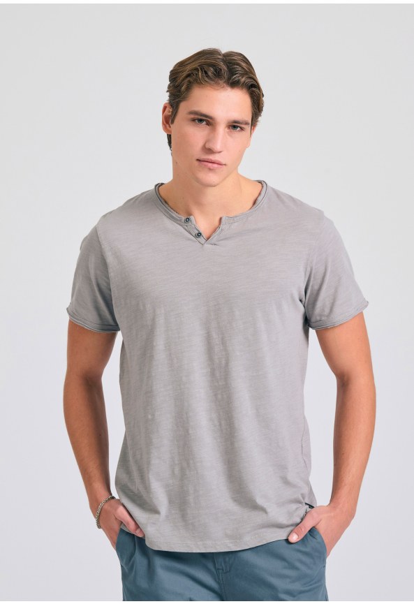 T-shirt με λαιμό henley και raw cuts - The essentials