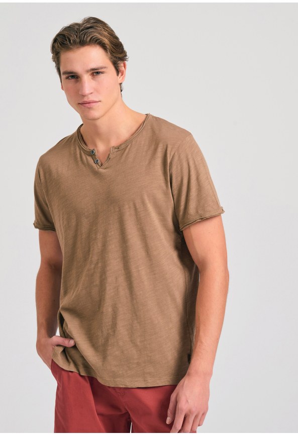 T-shirt με λαιμό henley και raw cuts - The essentials