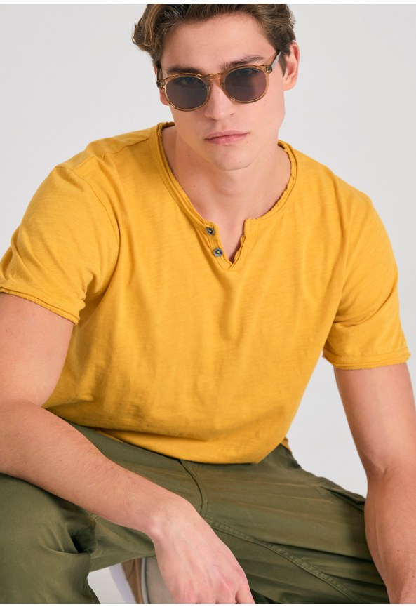 T-shirt με λαιμό henley και raw cuts - The essentials