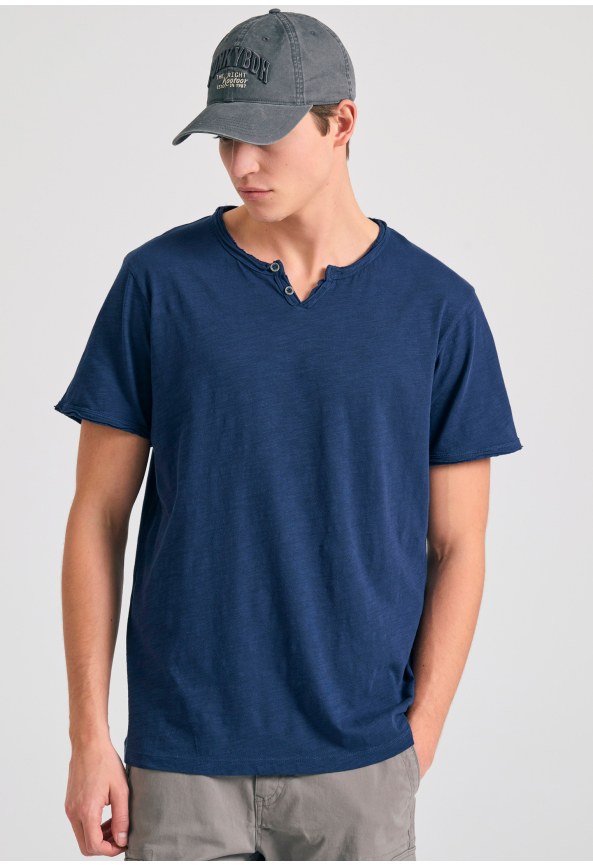 T-shirt με λαιμό henley και raw cuts - The essentials