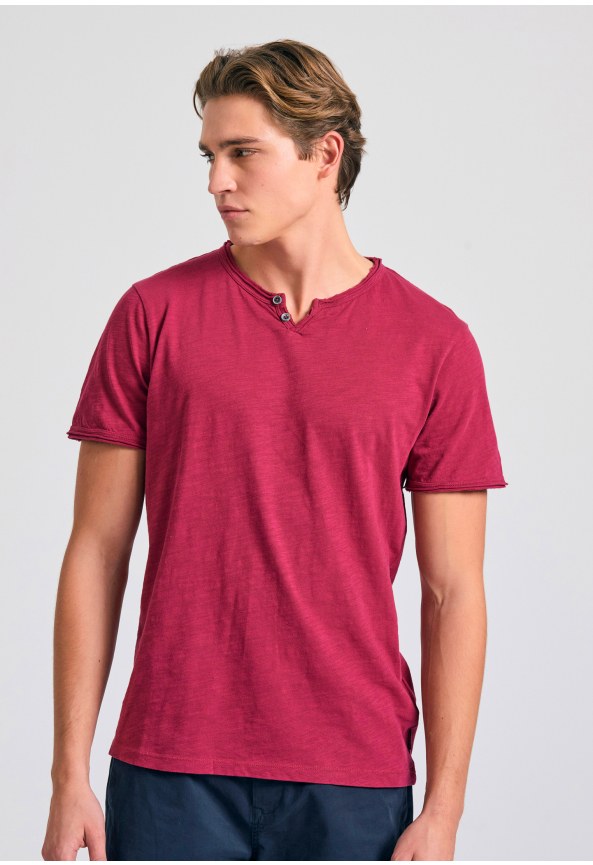 T-shirt με λαιμό henley και raw cuts - The essentials