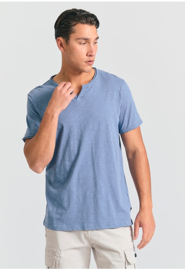 T-shirt with henley neck and raw cuts - The essentials