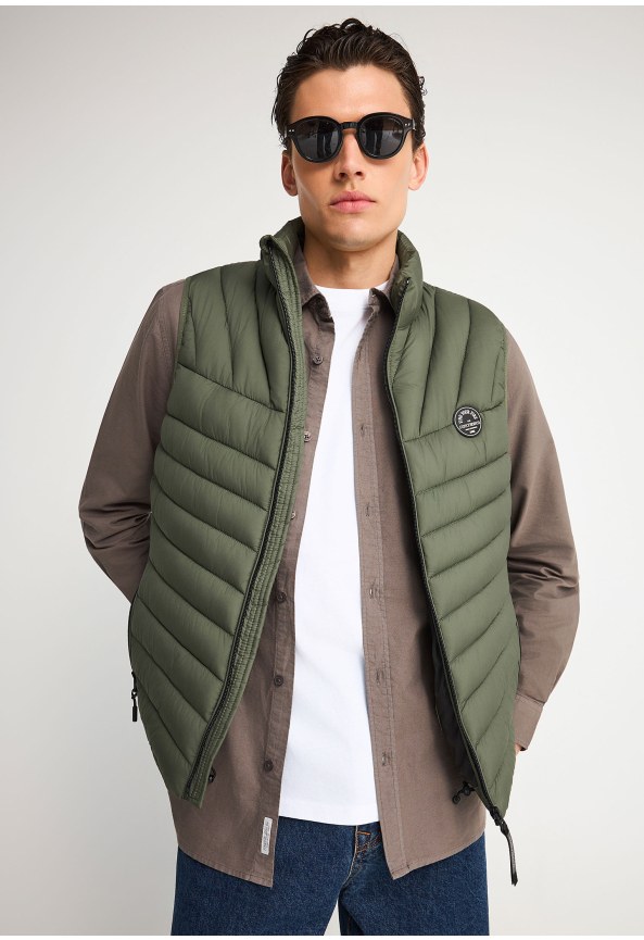 Ανδρικό αμάνικο καπιτονέ μπουφάν.