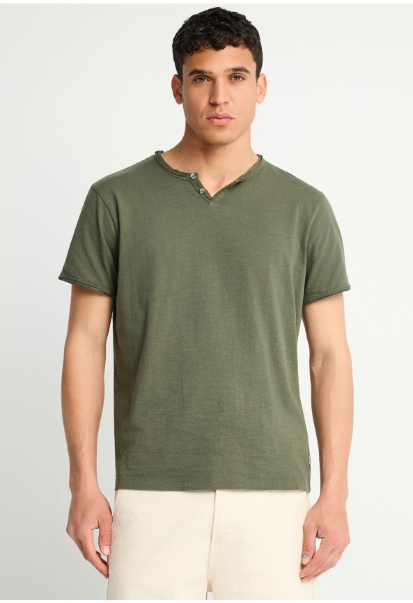 Ανδρικό t-shirt με henley λαιμόκοψη - The essentials