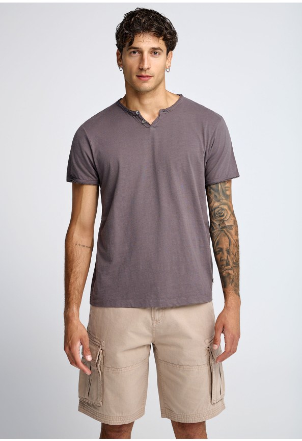 Men's t-shirt with henley neck - The essentials