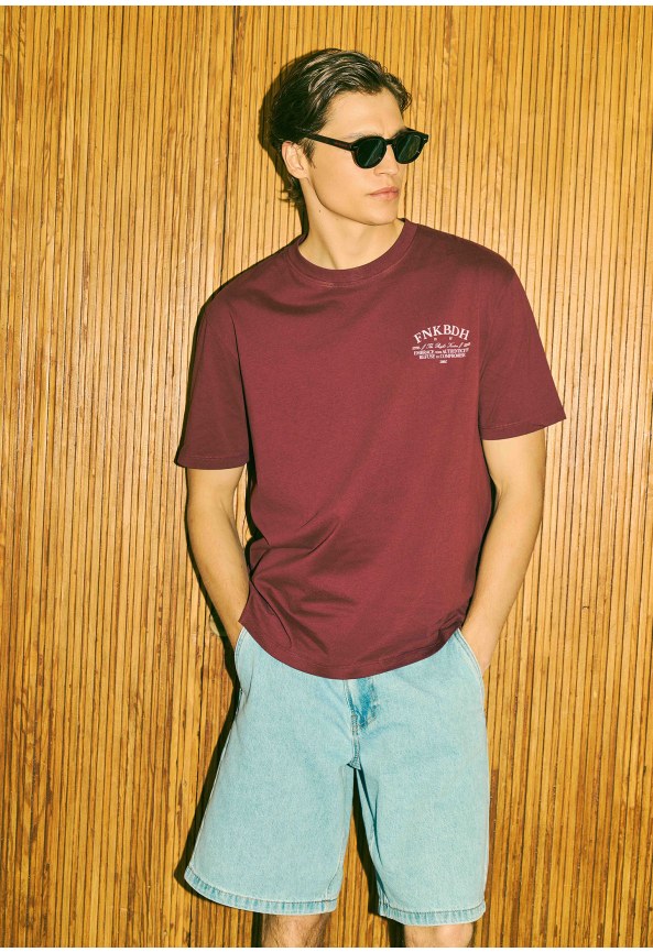 Ανδρικό relaxed t-shirt με τύπωμα στην πλάτη