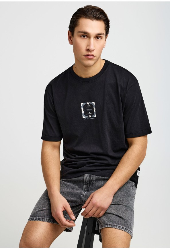 Ανδρικό relaxed t-shirt με τύπωμα στην πλάτη