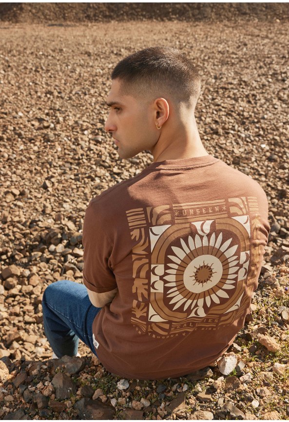 Men's relaxed t-shirt with print on the back