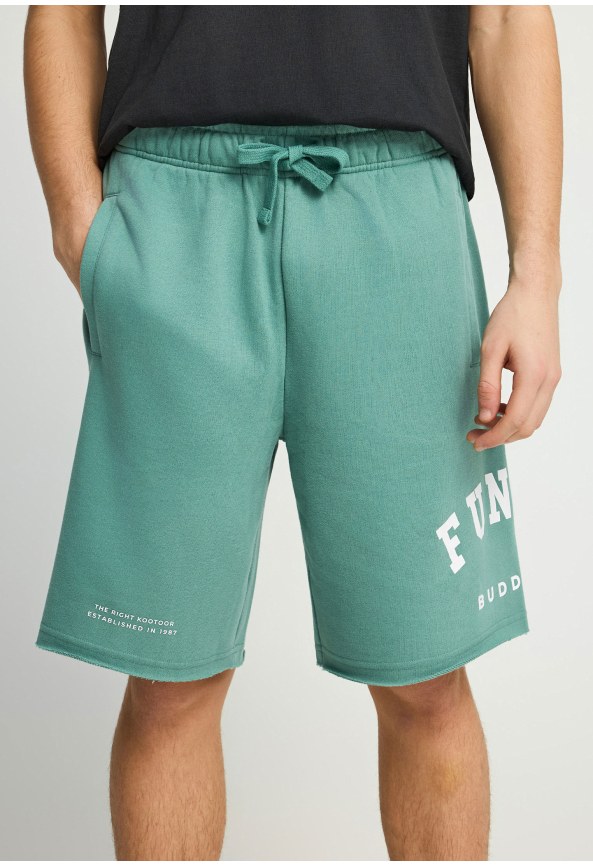 Ανδρική βερμούδα αθλητική με τυπωμένο logo