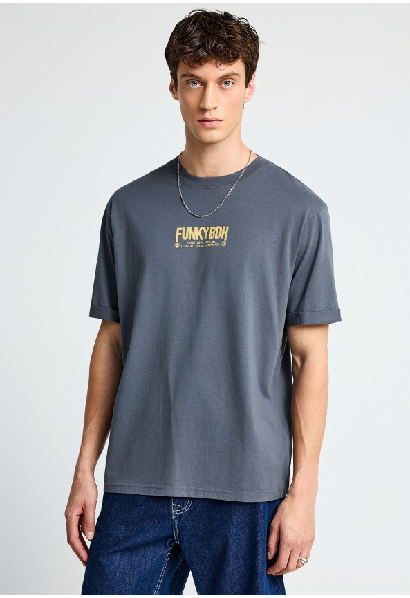 T-shirt με τύπωμα στην πλάτη