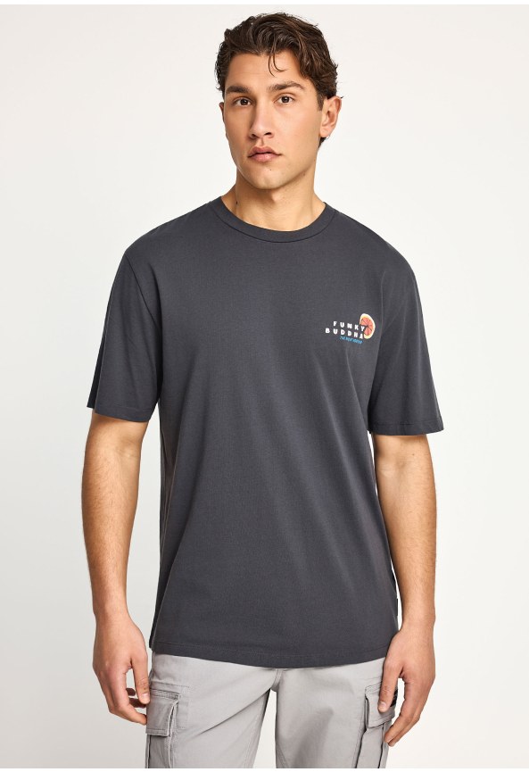 Ανδρικό relaxed t-shirt με τύπωμα στην πλάτη