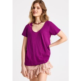 V-neckline t-shirt - The basics collection